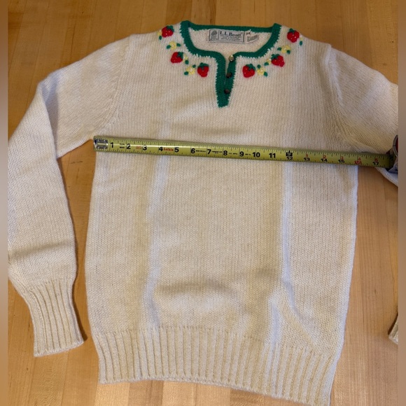Vintage L.L. Bean 1980s cottage core 100% wool embroidered knit 🍓sweater Size 34 - Picture 8 of 9